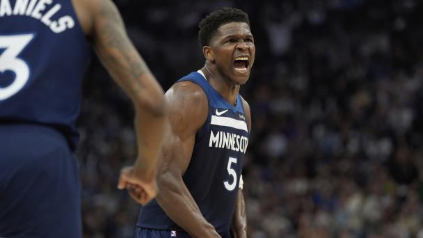 Edwards anota 43 y Timberwolves remontan para poner a Lakers cerca de eliminación