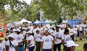 Cientos de personas participan en caminata "Dale Color a mi Vida" para sensibilizar sobre el autismo