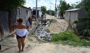 Moradores de Santa Lucía en Cienfuegos denuncian peligro por cañada desbordada y puente colapsado