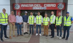 Kelvin Cruz supervisa el estado del techo de la Gran Arena del Cibao