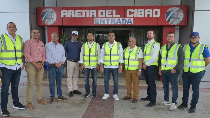 Kelvin Cruz supervisa el estado del techo de la Gran Arena del Cibao Kelvin Cruz supervisa el estado del techo de la Gran Arena del Cibao