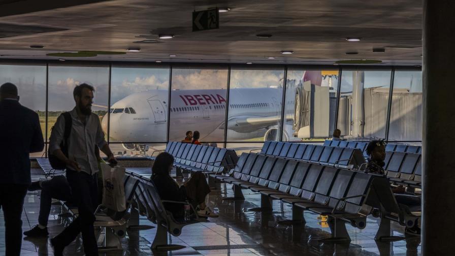 Los aeropuertos cancelan vuelos y algunos hacia RD se retrasan por apagón en España y Portugal Los aeropuertos cancelan vuelos y algunos hacia RD se retrasan por apagón en España y Portugal