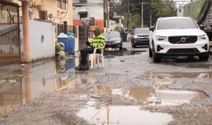 Entre charcos y polvo: el calvario diario en la calle Pedro Albizu Campos