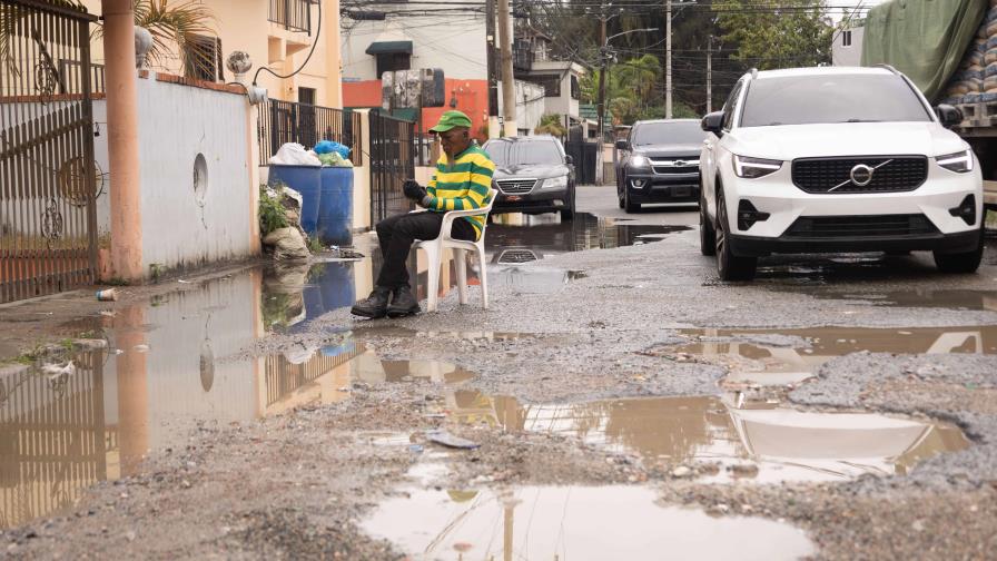 Entre charcos y polvo: el calvario diario en la calle Pedro Albizu Campos Entre charcos y polvo: el calvario diario en la calle Pedro Albizu Campos