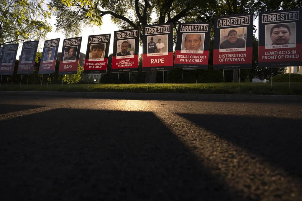 Carteles con fotos de lo que se describe como inmigrantes ilegales que han sido arrestados se alinean en una entrada de la Casa Blanca antes de una conferencia de prensa prevista por la secretaria de prensa de la Casa Blanca, Karoline Leavitt, y el zar fronterizo de la Casa Blanca, Tom Homan, el lunes 28 de abril de 2025, en Washington.