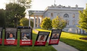 Colocan fotos policiales de inmigrantes arrestados en la valla de la Casa Blanca