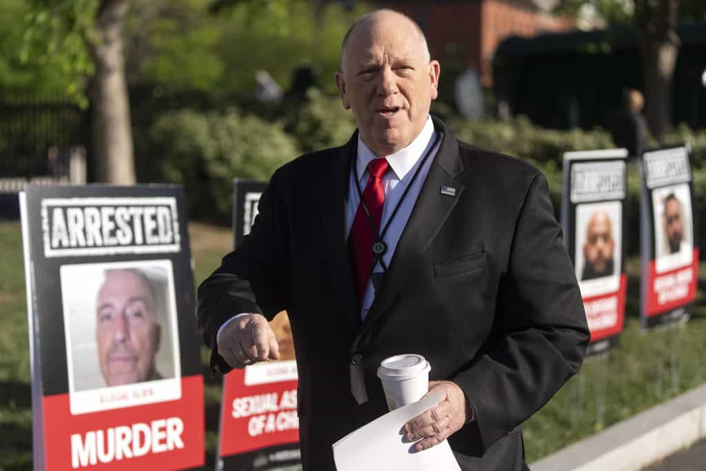 El zar fronterizo de la Casa Blanca, Tom Homan, se retira después de una entrevista televisiva en la Casa Blanca, el lunes 28 de abril de 2025, en Washington.