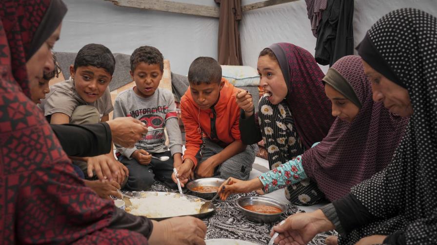 Palestinos luchan por alimentar a sus hijos en medio de bloqueo israelí Palestinos luchan por alimentar a sus hijos en medio de bloqueo israelí