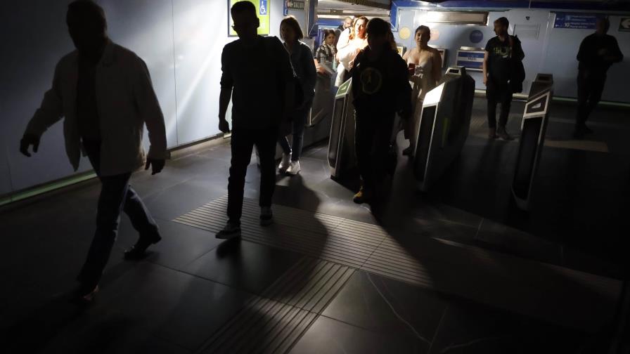 Apagón en España deja familias incomunicadas, accidentes viales y supermercados abarrotados Apagón en España deja familias incomunicadas, accidentes viales y supermercados abarrotados
