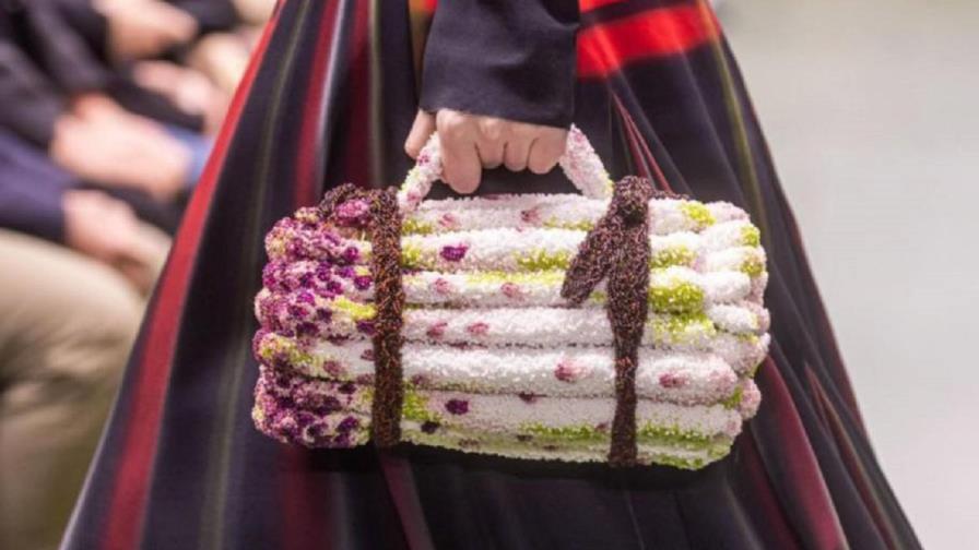 La metamorfosis del bolso: del gato de Valentino al vaso térmico de Balenciaga La metamorfosis del bolso: del gato de Valentino al vaso térmico de Balenciaga