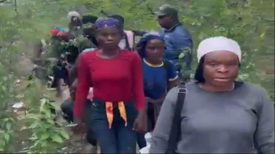 Detienen ocho haitianos indocumentados durante patrullaje militar en Santiago Rodríguez Detienen ocho haitianos indocumentados durante patrullaje militar en Santiago Rodríguez