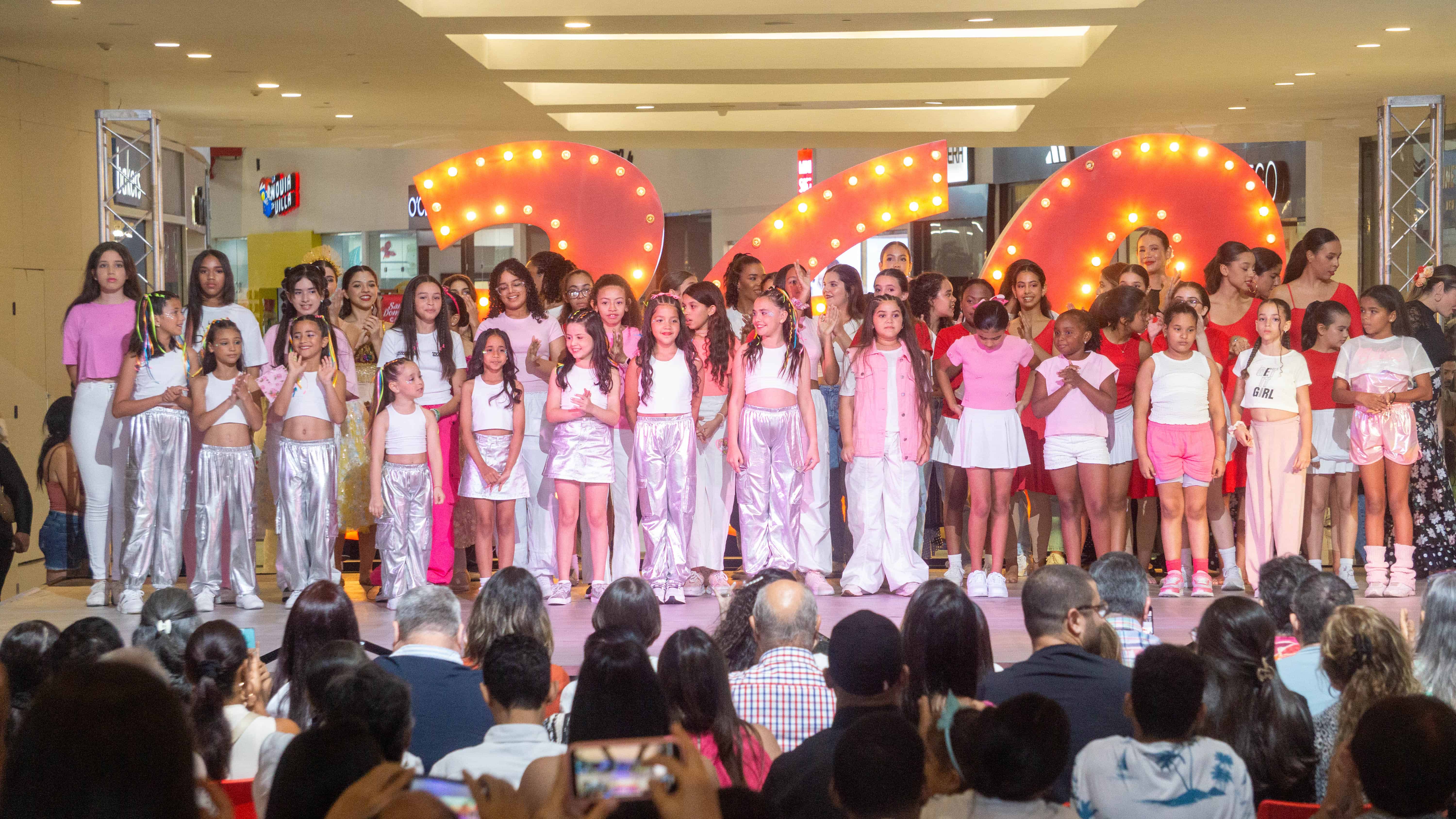 La presentación reunió a profesionales y jóvenes de la danza.