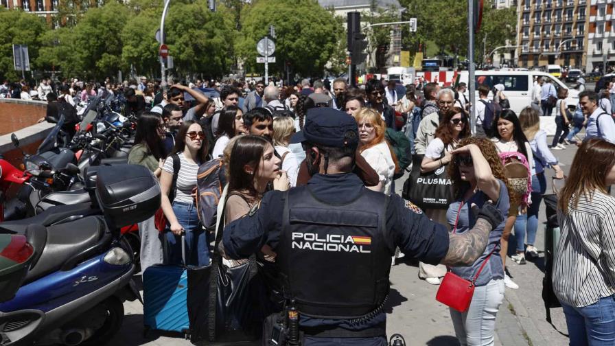 El apagón eléctrico devuelve a los españoles a las aglomeraciones en los supermercados El apagón eléctrico devuelve a los españoles a las aglomeraciones en los supermercados