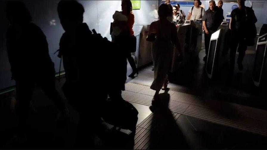 Reabre el aeropuerto de Lisboa a pasajeros tras cancelaciones y retrasos por el apagón Reabre el aeropuerto de Lisboa a pasajeros tras cancelaciones y retrasos por el apagón