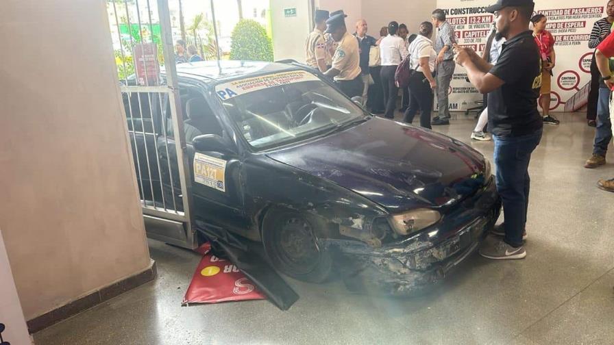 Carro público se estrella contra la terminal 1 del teleférico de Santiago Carro público se estrella contra la terminal 1 del teleférico de Santiago