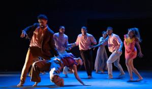 Coreografía intensa del espectáculo Link por Dayme del Toro