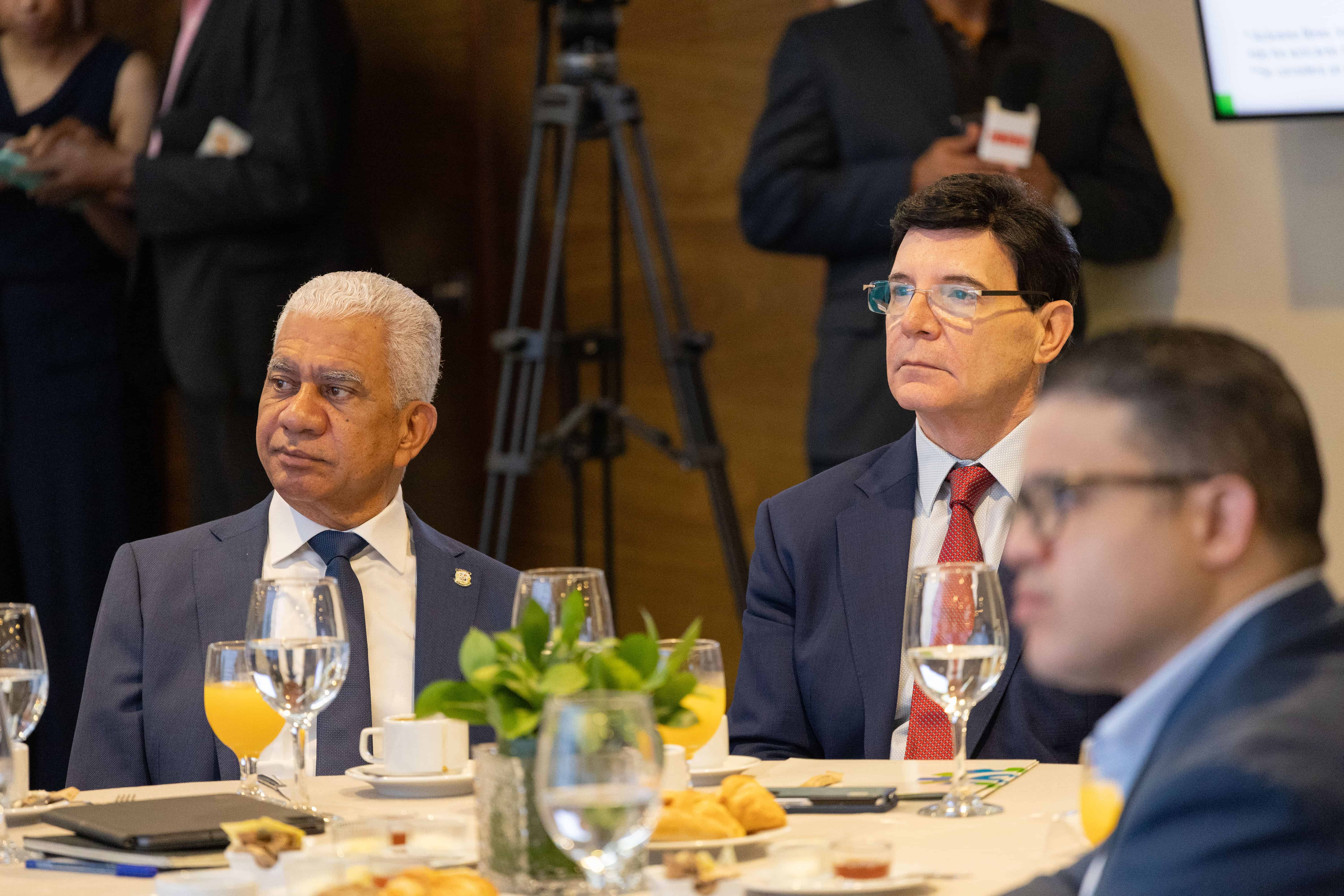 Al Encuentro Industrial asistieron funcionarios públicos, como el presidente del Senado, Ricardo de los Santos. El Congreso deberá estudiar la modificación al Reglamento 528-01 de Alimentos y Bebidas