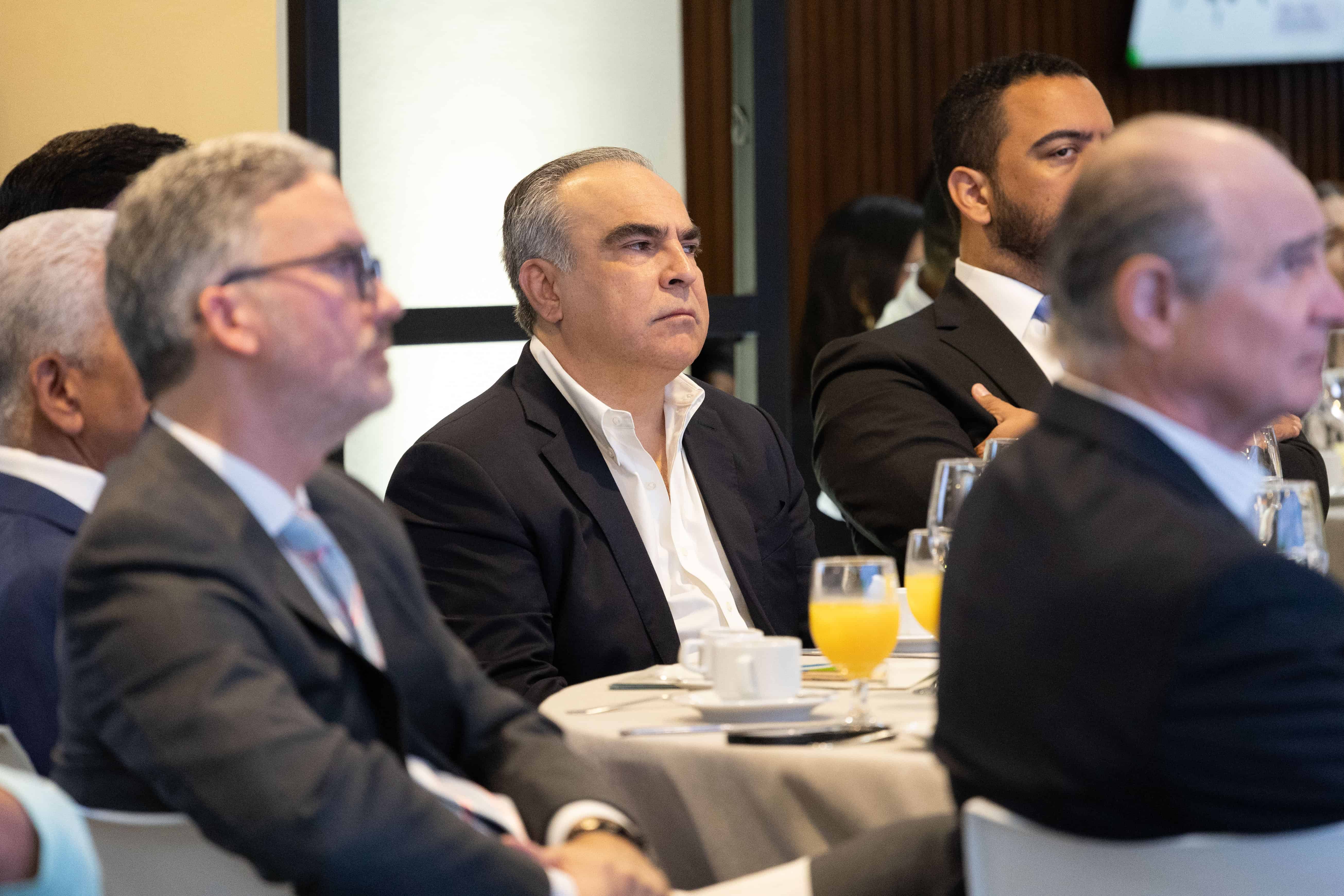 También asistieron representantes del empresariado, como el presidente ejecutivo del Consejo Nacional de la Empresa Privada (Conep), Celso Juan Marranzini (centro), sentado junto al vicepresidente de la AIRD, Mario Pujols.