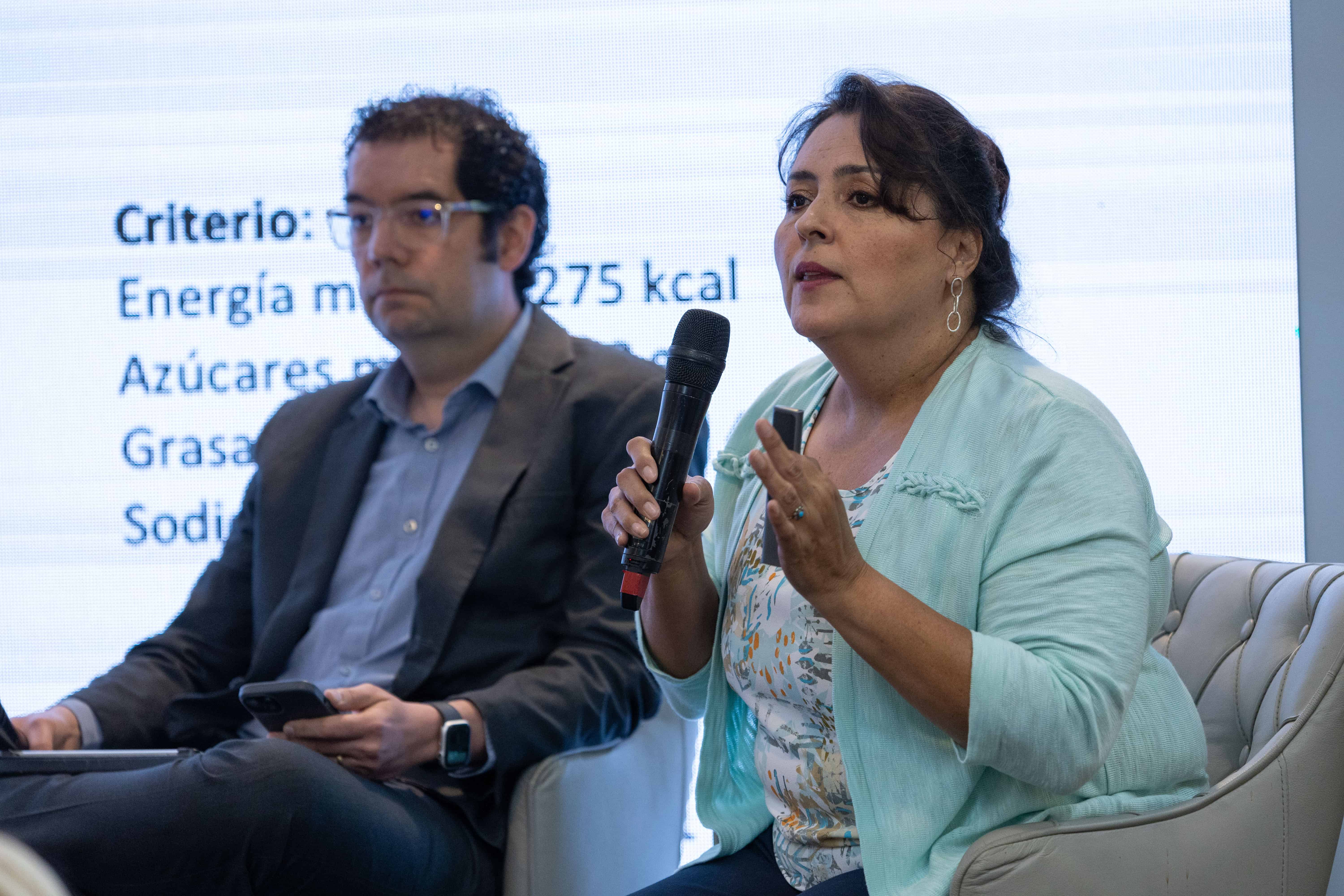 La consultora internacional, Adriana Quintero Rodríguez y el director ejecutivo de la Cámara de la Industria de Alimentos de la Asociación Nacional de Empresarios de Colombia (ANDI), participaron en un panel.