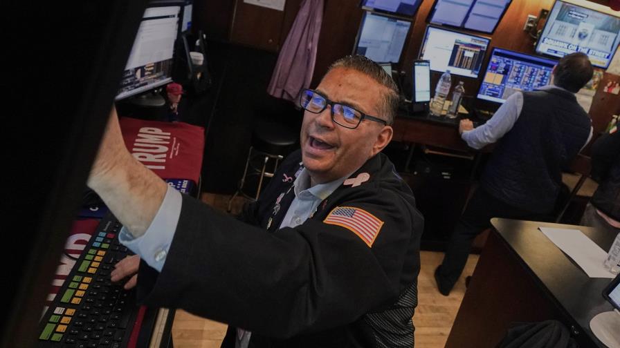 Wall Street cae después de que Trump amenace con aranceles a la Unión Europea y a Apple Wall Street cae después de que Trump amenace con aranceles a la Unión Europea y a Apple