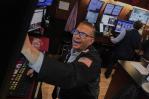 Wall Street cierra en verde entre una salva de datos económicos de EE. UU.