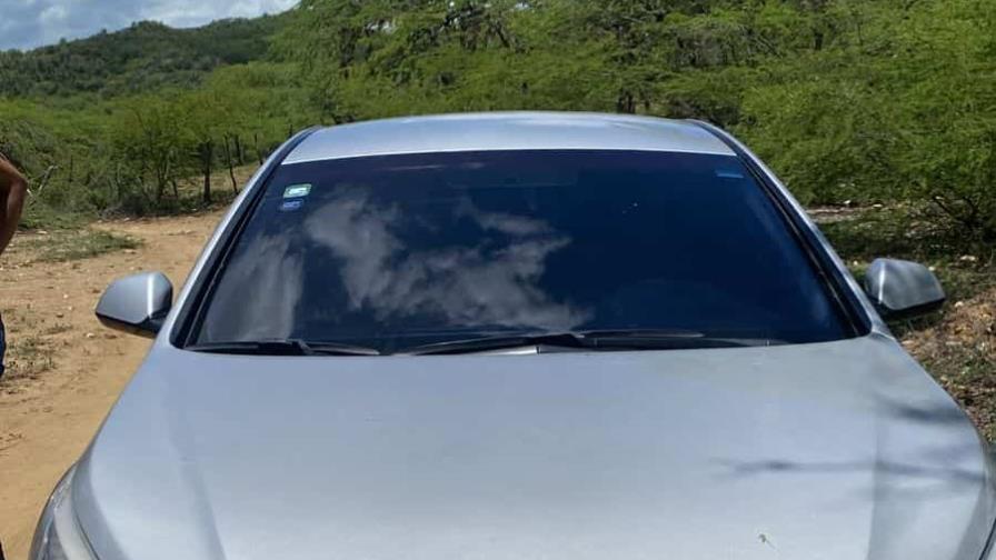 Detienen a tres hombres que intentaban trasladar a 41 haitianos indocumentados en Montecristi Detienen a tres hombres que intentaban trasladar a 41 haitianos indocumentados en Montecristi