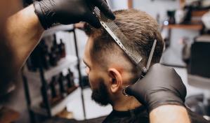 Libre empresa vs. horario de cierre: el debate que abrió una barbería de Boca Chica