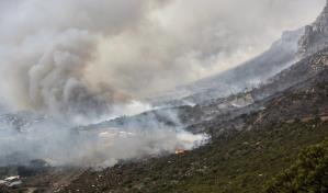 Grandes incendios arden en las laderas de la famosa Montaña de la Mesa en Sudáfrica