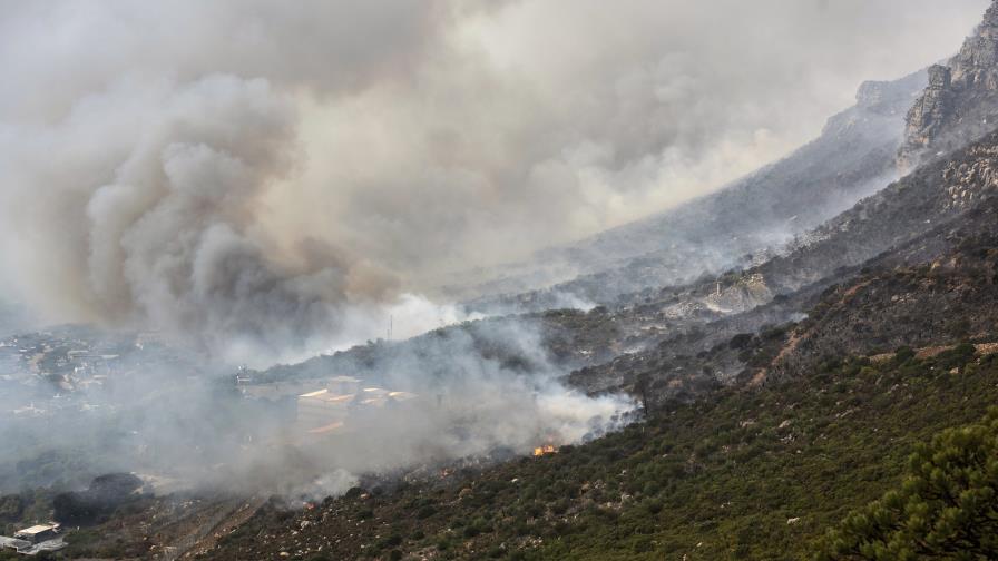 Grandes incendios arden en las laderas de la famosa Montaña de la Mesa en Sudáfrica Grandes incendios arden en las laderas de la famosa Montaña de la Mesa en Sudáfrica