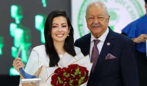Escuela de locución reconoce la trayectoria de Dafne Guzmán