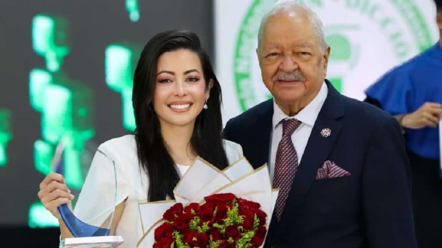 Escuela de locución reconoce la trayectoria de Dafne Guzmán Escuela de locución reconoce la trayectoria de Dafne Guzmán