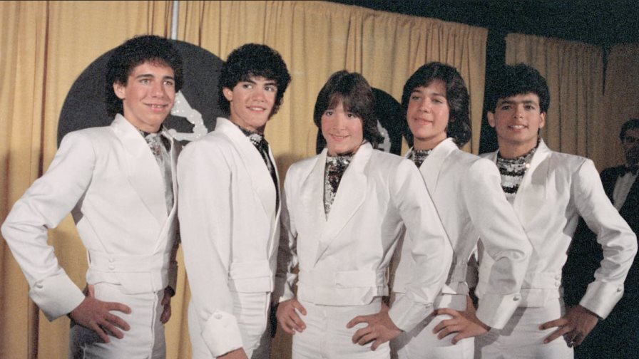 Demandan a NBC por dañar la imagen de la banda Menudo en documental sobre los Menéndez Demandan a NBC por dañar la imagen de la banda Menudo en documental sobre los Menéndez