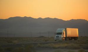 Trump firma un decreto para exigir que camioneros de EE. UU. dominen el inglés Trump firma un decreto para exigir que camioneros de EE. UU. dominen el inglés