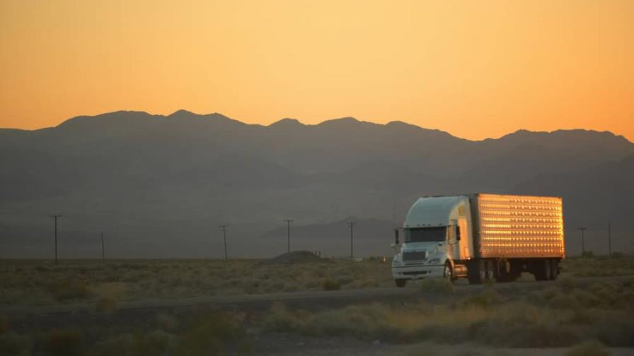 Trump firma un decreto para exigir que camioneros de EE. UU. dominen el inglés Trump firma un decreto para exigir que camioneros de EE. UU. dominen el inglés