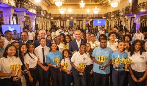 Presidente Abinader destaca avances de estudiantes dominicanos en la educación Steam
