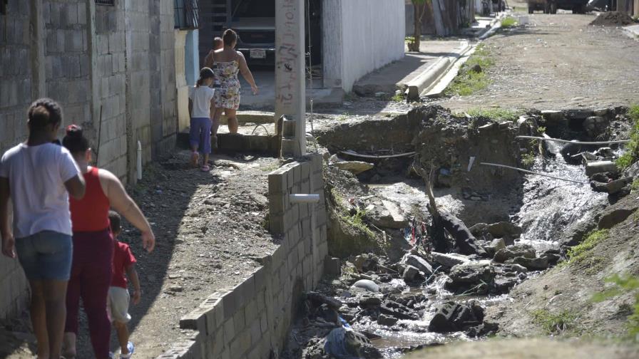Residentes en Santa Lucía, Santiago Oeste, temen que las lluvias provoquen desborde de cañada Residentes en Santa Lucía, Santiago Oeste, temen que las lluvias provoquen desborde de cañada