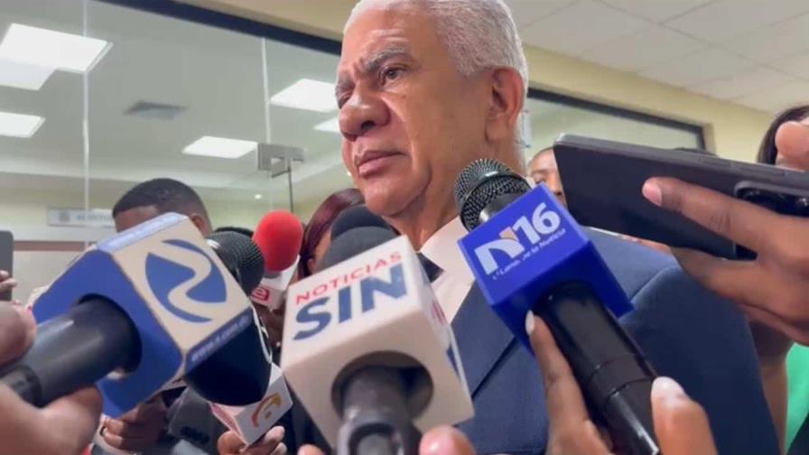 Presidente del Senado reprocha a Leonel y a Danilo por no iniciar construcción del muro fronterizo Presidente del Senado reprocha a Leonel y a Danilo por no iniciar construcción del muro fronterizo