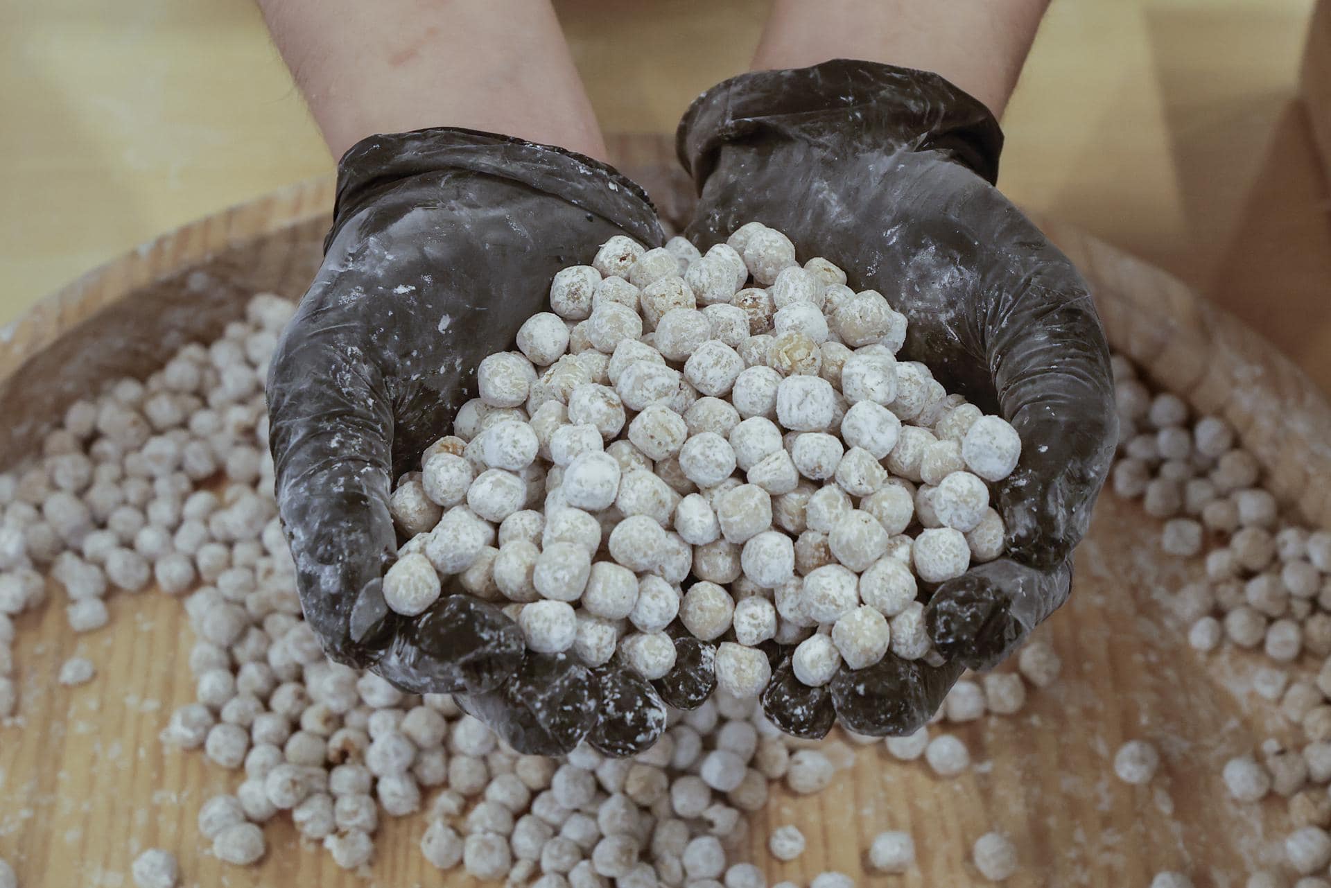 Un empleado de la tienda de té con leche de burbujas Xing Fu Tang recoge perlas de tapioca crudas en Taipei, Taiwán, el 29 de abril de 2025 (publicado el 30 de abril de 2025).