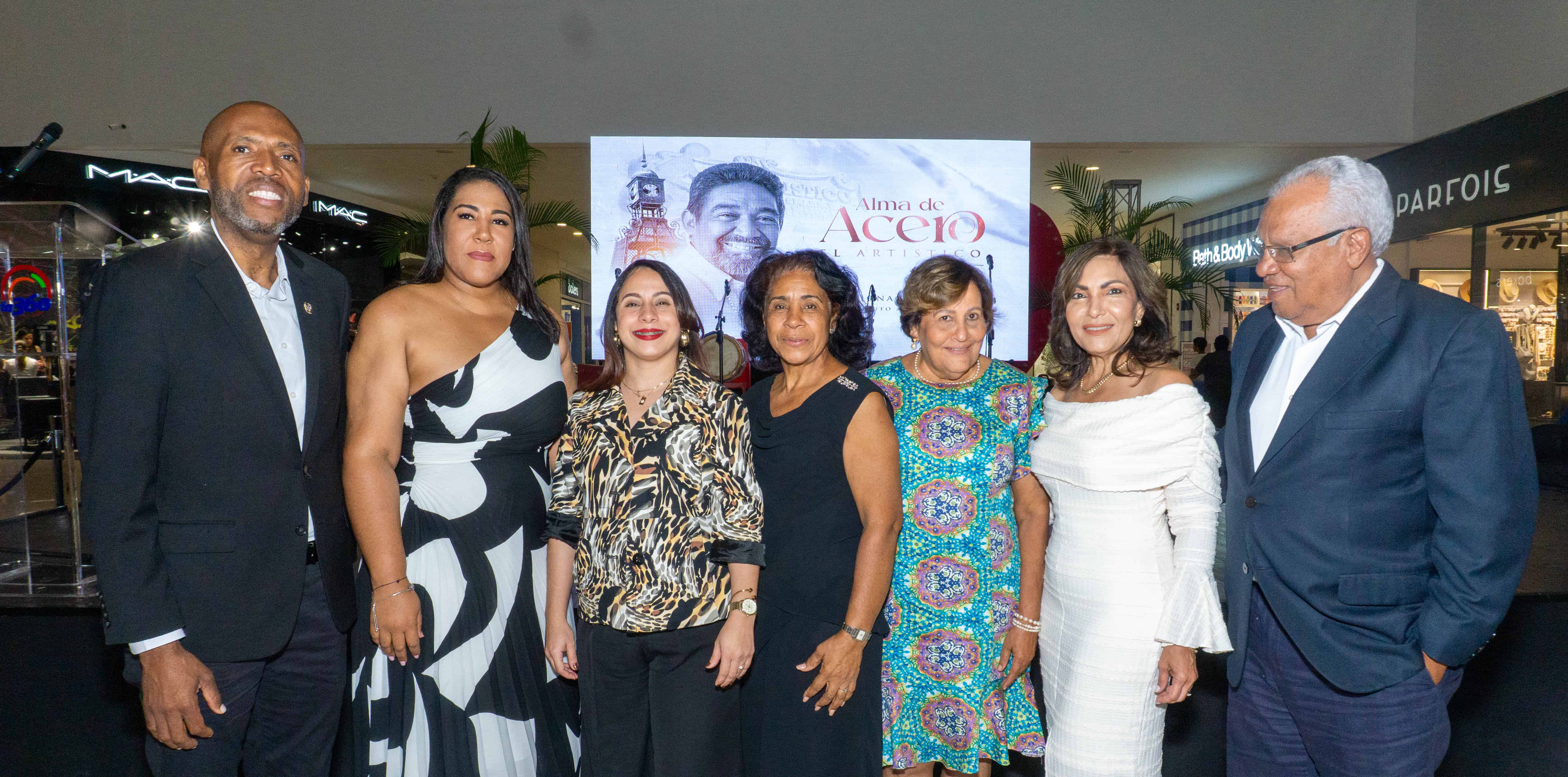  Eduardo Kery, Jaina Morales, Jorgina Quiñones, Aida Santana de Morales, Altagracia Morales, Geanilda Vásquez y Radhamés Altagracia Mariano.