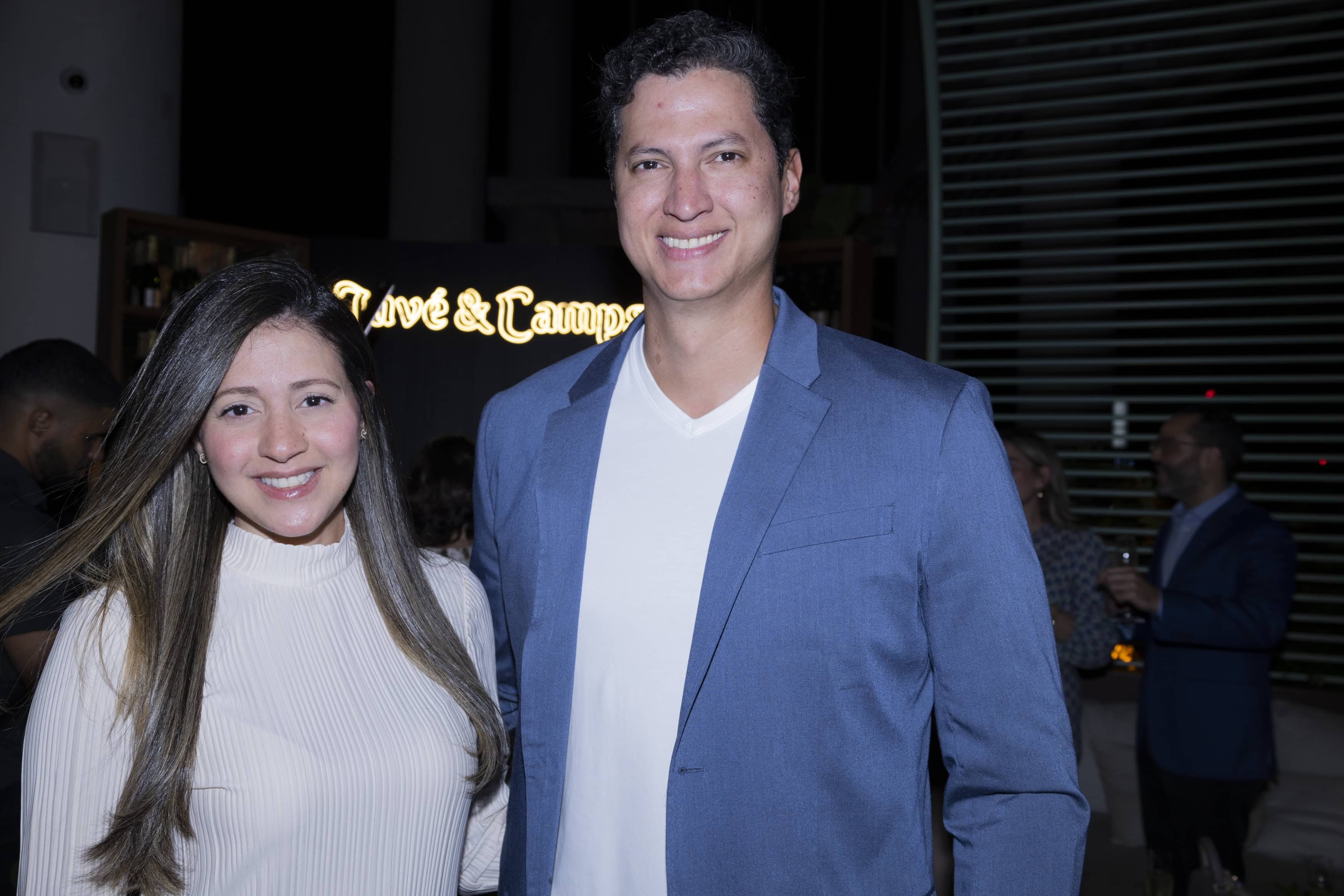 Emily McDougall e Iván Valdez.