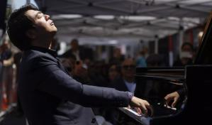 El pianista chino Lang Lang recibe la ovación de un entusiasmado Auditorio Nacional