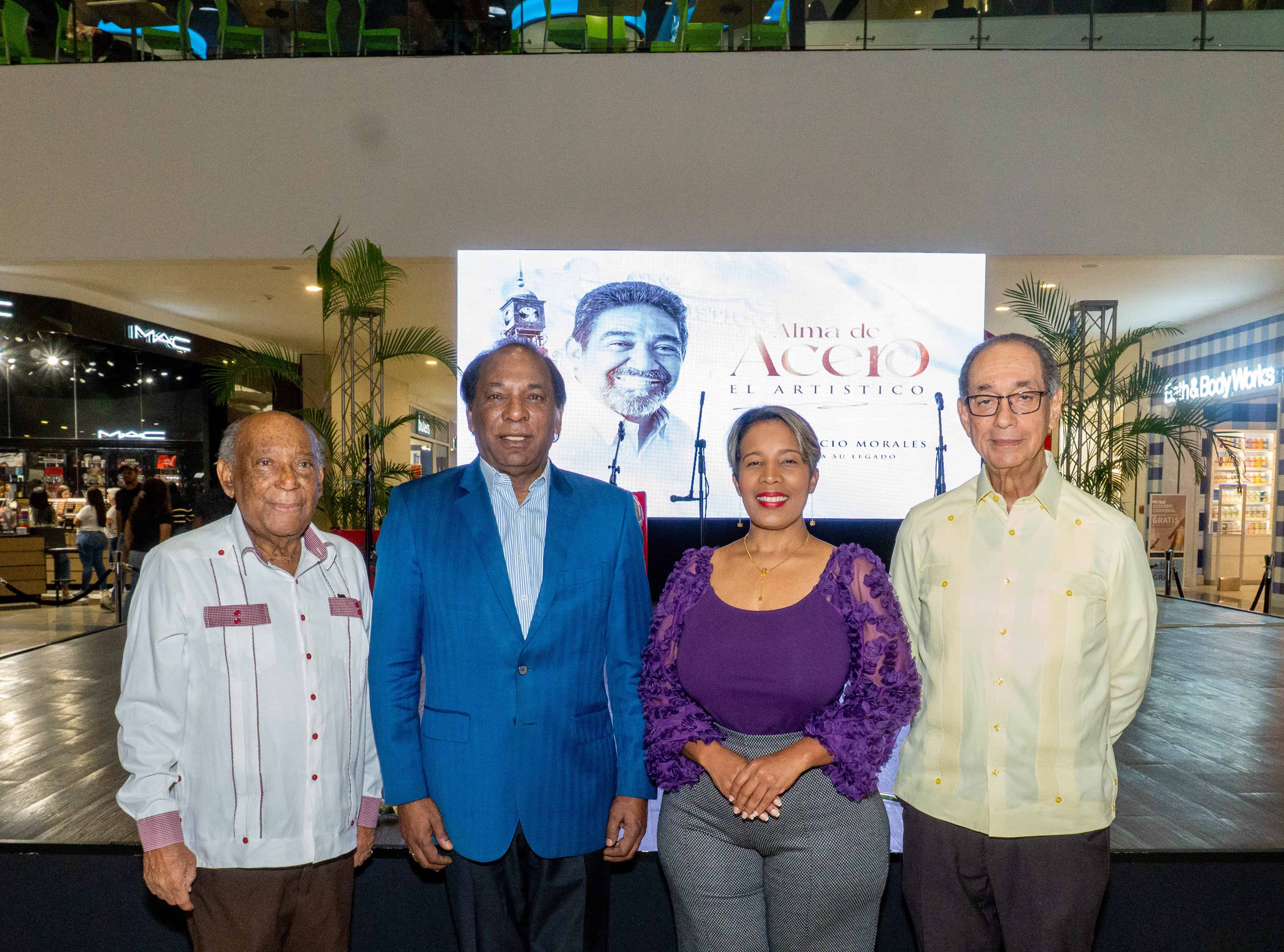 Osvaldo Cepeda y Cepeda, el mayor general retirado Radhamés Zorrilla Ozuna, Milka Hernández y Luis Felipe Aquino.