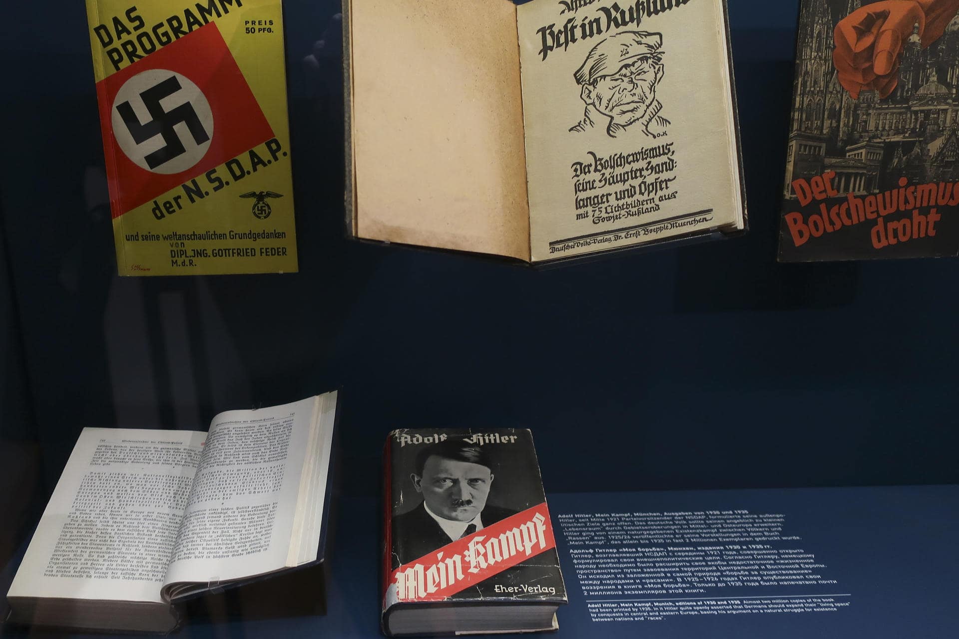 Copia del libro Mein Kampf de Adolf Hitler junto a otras publicaciones de la época en el Museo de Berlín-Karlshorst.