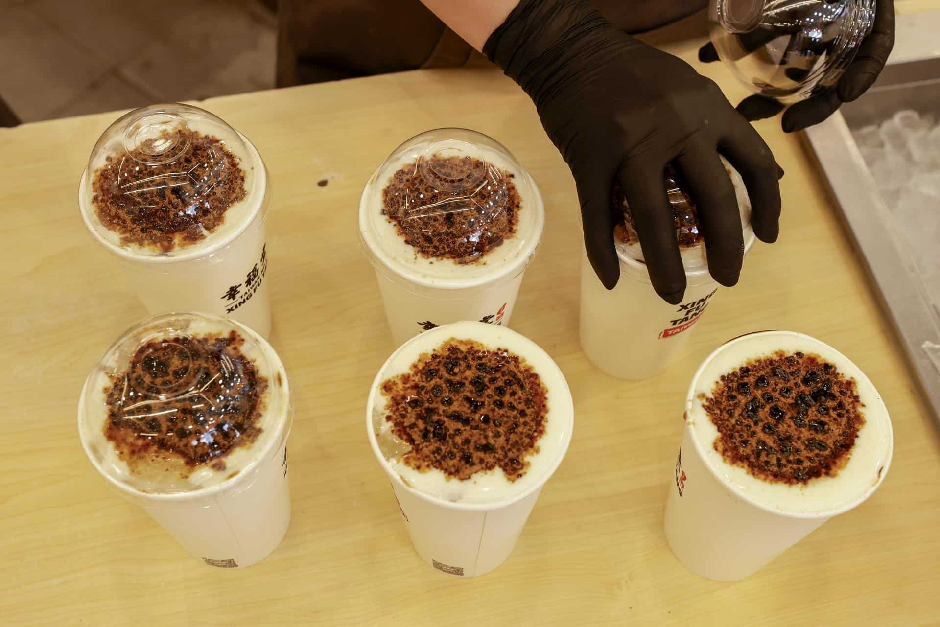 Un empleado de la tienda de té con leche de burbujas Xing Fu Tang sirve té con leche de burbujas en Taipei, Taiwán, el 29 de abril de 2025 (publicado el 30 de abril de 2025).<br>