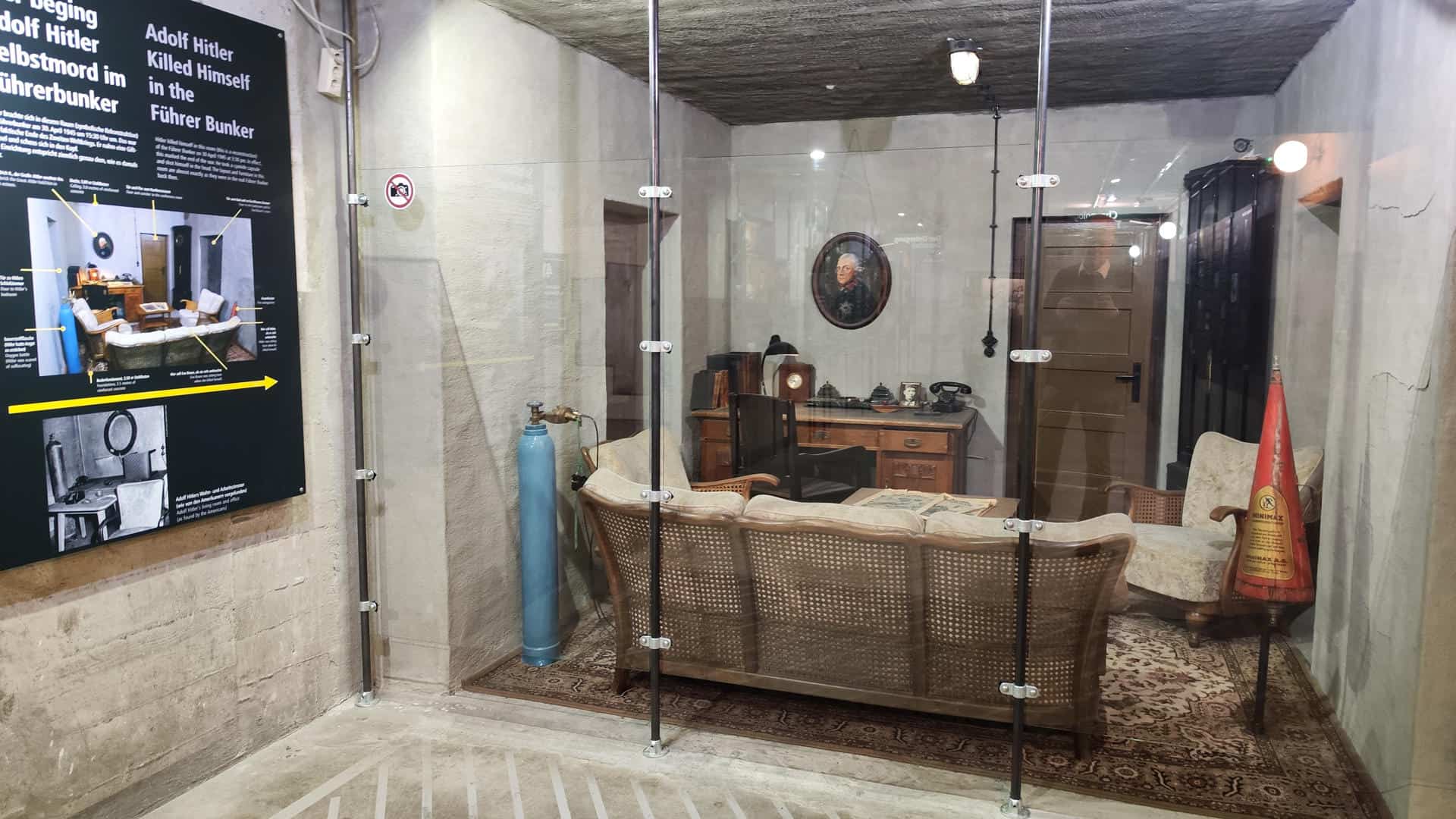 Reproducción histórica de una de las estancias de Adolf Hitler en el búnker berlinés en el que suicidó, parte de la exposición del Berlin Story GmbH. 