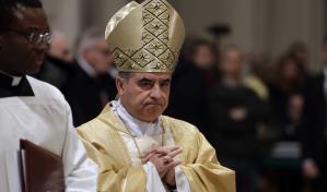 ¿Quién es el cardenal Becciu y por qué no participará en el cónclave para elegir al nuevo papa?