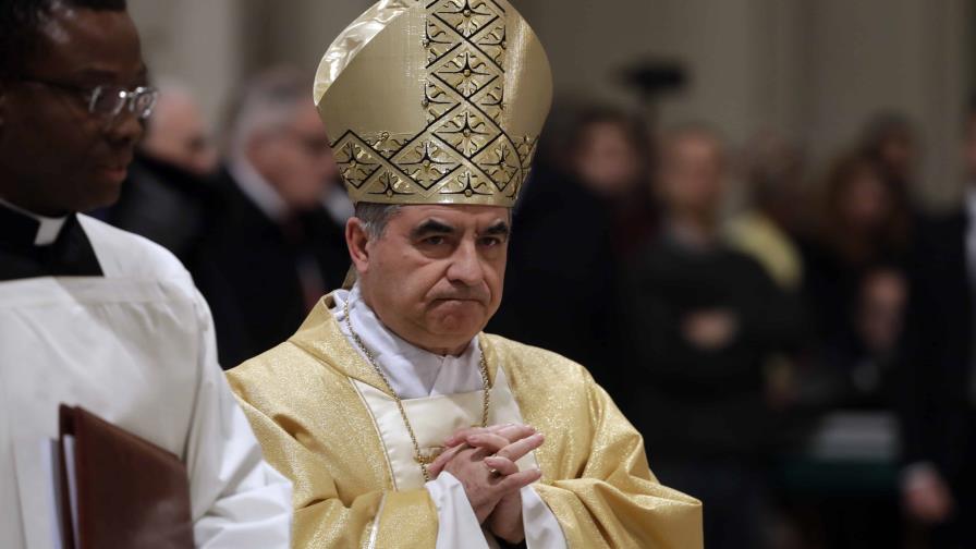 ¿Quién es el cardenal Becciu y por qué no participará en el cónclave para elegir al nuevo papa?