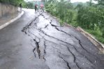 Crecida de río afecta un puente y daña varios tramos de carretera en Puerto Plata