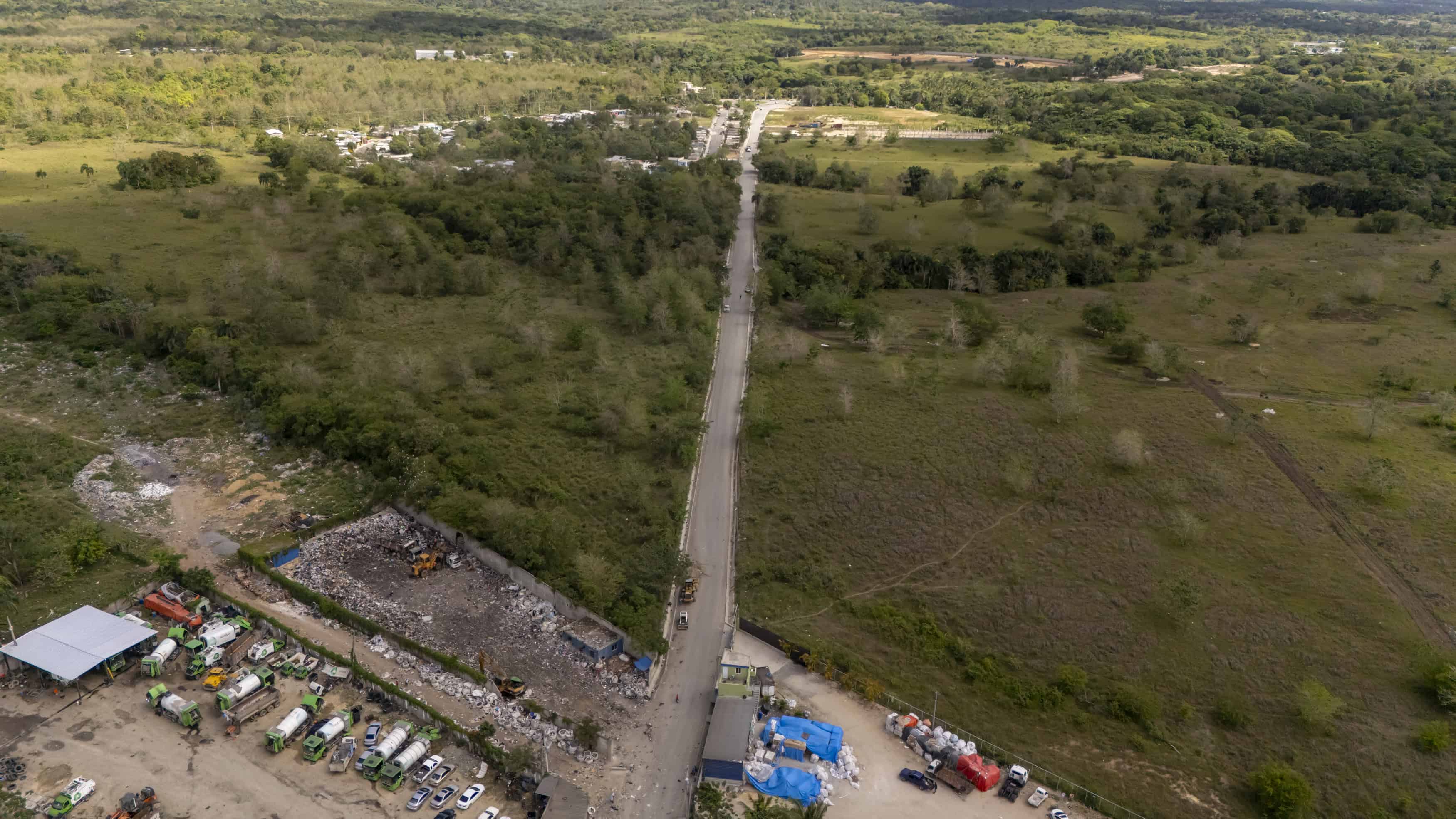 Vista de la nueva carretera, al fondo el vertedero de Duquesa.