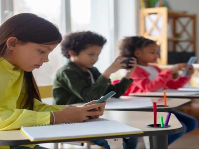 Teléfonos móviles: Finlandia prohíbe el uso en colegios e institutos